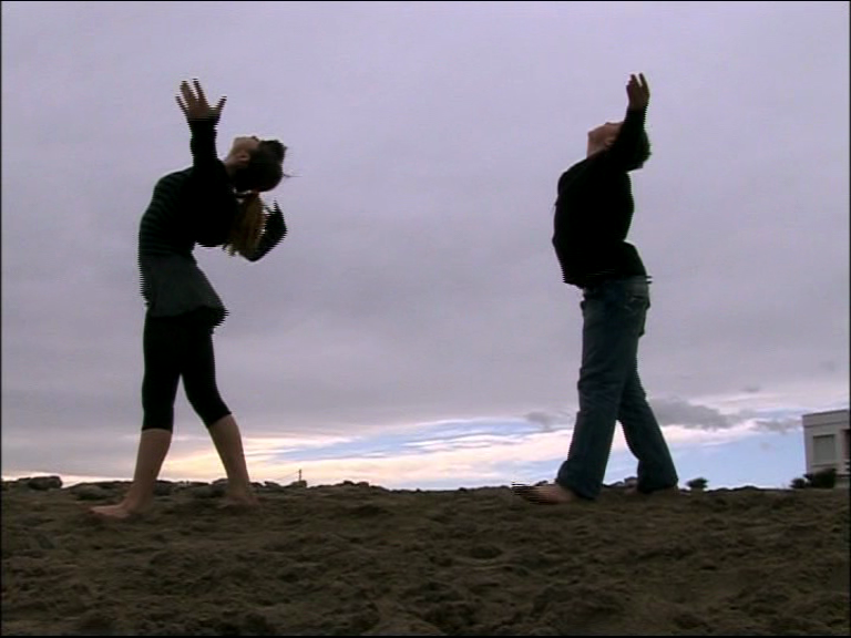 Deux élèves du conservatoire de danse de Montpellier dansent sur la plage