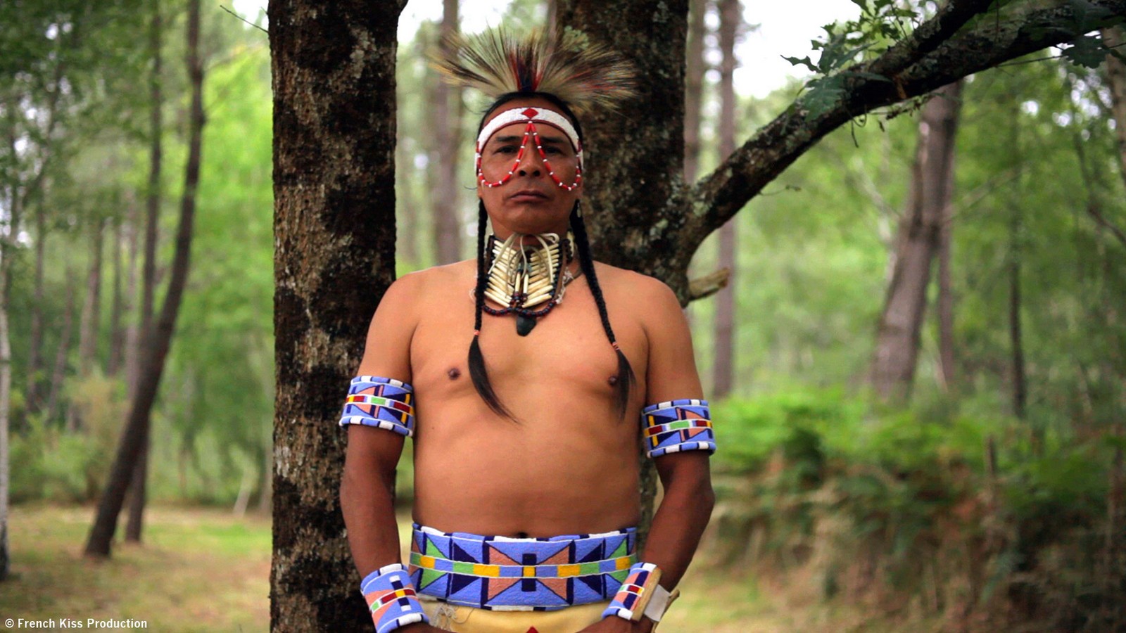 Portrait d'un indien en costume traditionnel dans la nature