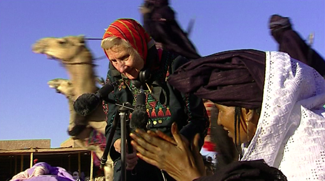 Femme d'un certain âge parlant avec un Sahraoui aux mains jointes