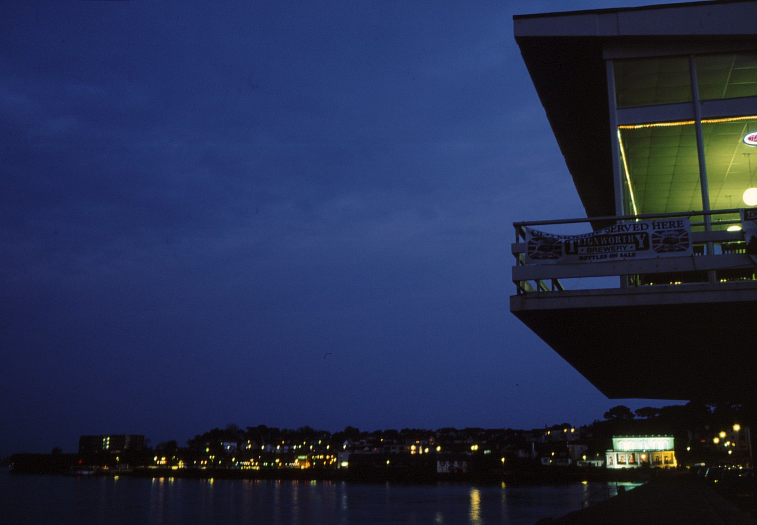 Photographie nocturne d'une étendue d'eau bordant une ville éclairée